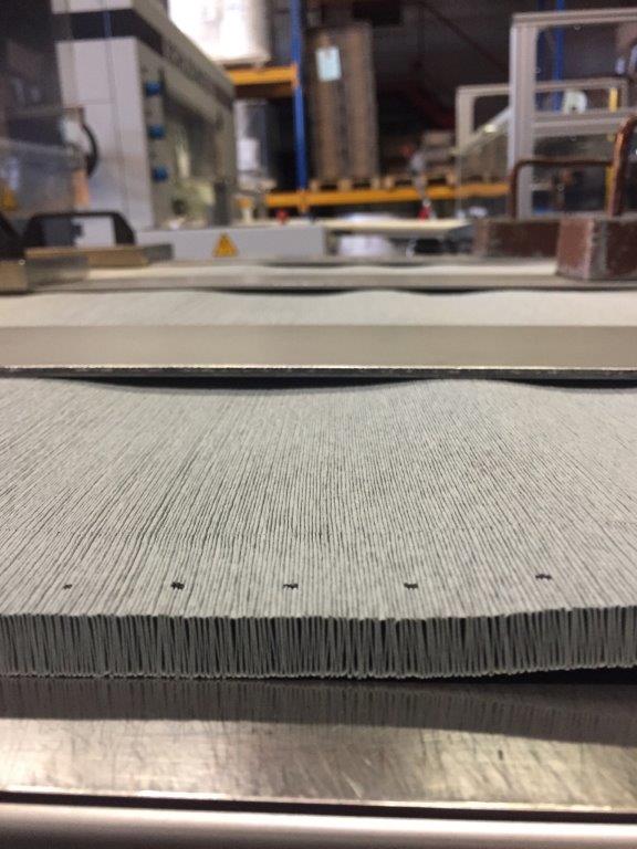 Nahaufnahme geschnittenes Filtermaterial mit feiner Lamellenstruktur